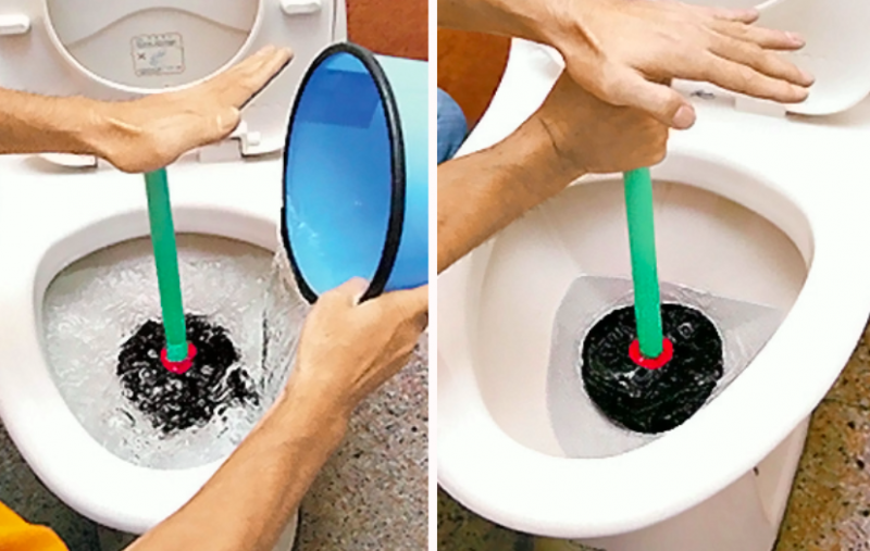 Plunger-water-how-to-use-for-unclogging-toilet