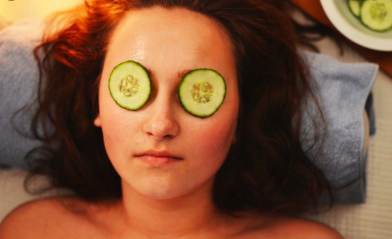 Cucumber-apply-face-remove-dark-circles-method